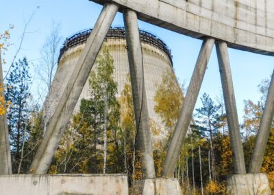 Nedokončené chladící věže 5. a 6. bloku Černobylské elektrárny.